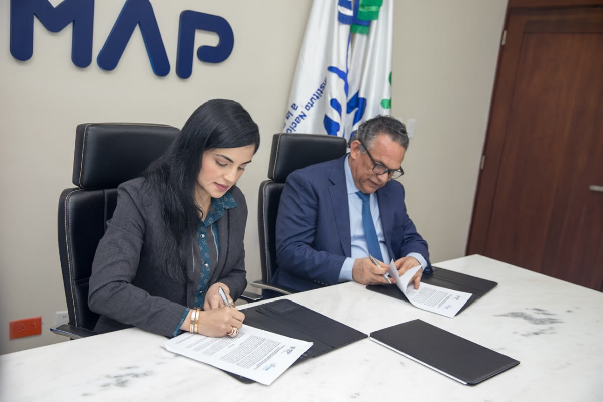 La Directora Ejecutiva del INAIPI, y el Ministerio de Administración Pública al momento de la firma del acuerdo entre ambas entidades